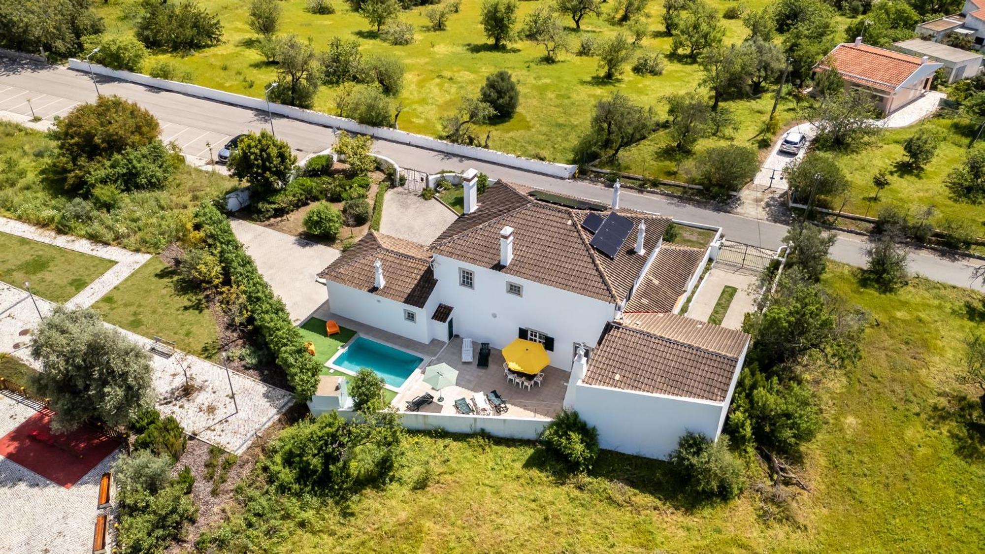 Sunny & Calm 4 Bdr House W/ Pool By Lovelystay Santo Estevao  Dış mekan fotoğraf